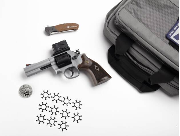 SMITH AND WESSON 686 PLUS 357MAG 4" SPEC R BNDL